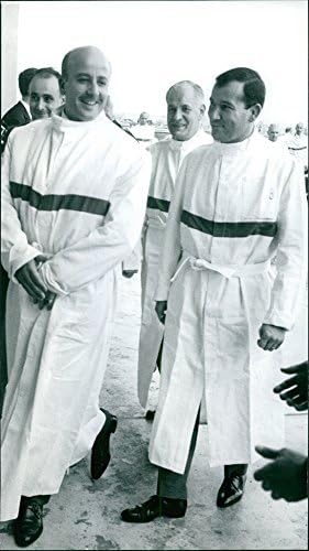 Vintage fotografija vršnjaka Charlesa Gaulle39 nose isti bijeli ogrtač dok zajedno hodaju.